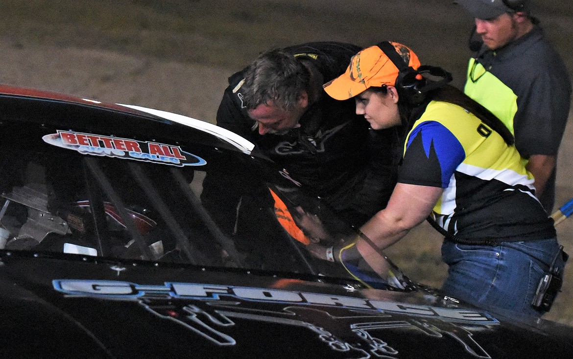 Dave Garber went over to BJ Tidrick's car immediately after the race to discuss the spinout at the finish. Tidrick said later it wasn't Garber's fault. He said he was having steering problems in the final laps. (Scot Heisel/Lake County Leader)