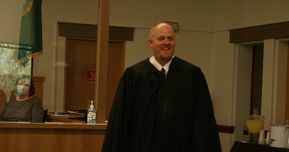 Sworn in: Gwinn takes oath as Grant County District Court judge ...