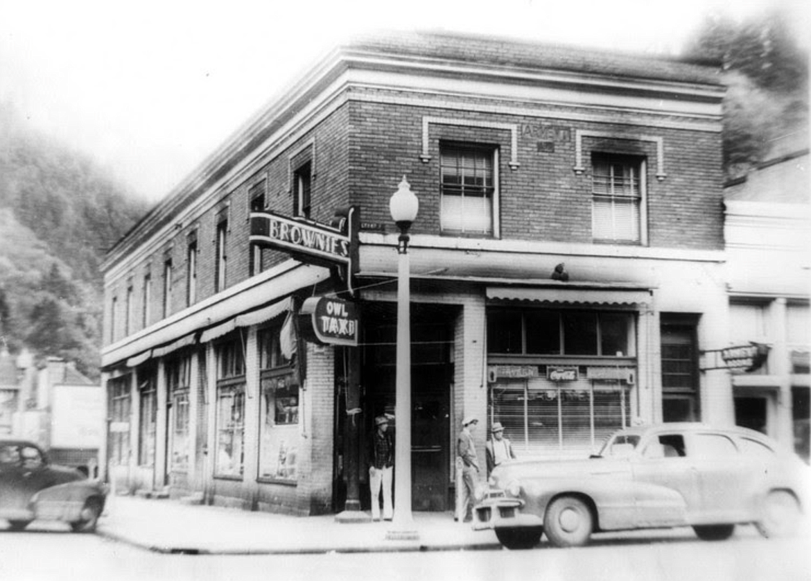 The bottom level of the Arment as Brownie's Corner and the Owl Taxi service in the 1940s.