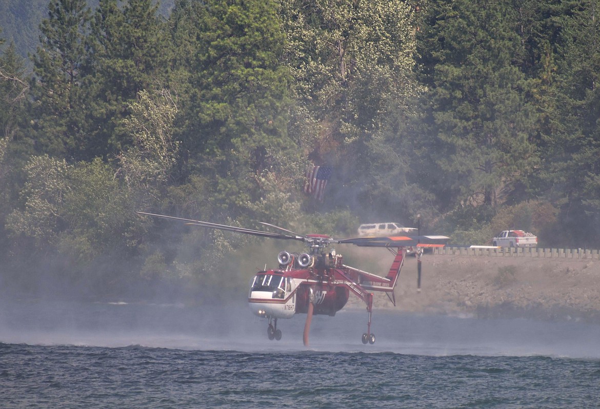 A Skycrane helicopter crew fills up a tank from Flathead Lake. (Deana Harms/InciWeb)