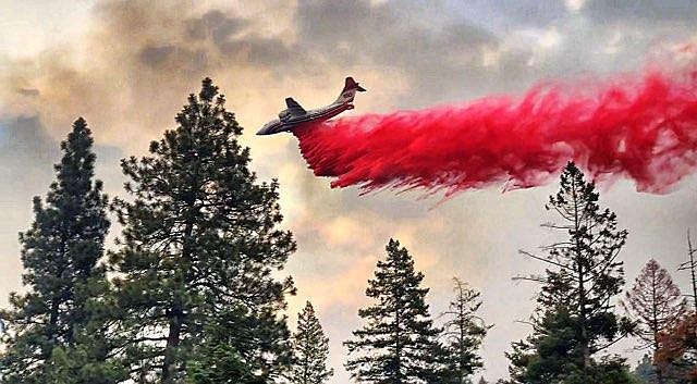 A heavy airtanker drops retardant in the Boulder 2700 Fire zone. (InciWeb)