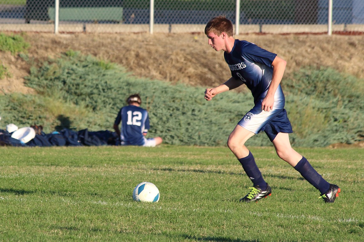 (Picture by Victor Corral Martinez)
Seth Rice driving the ball up the field.