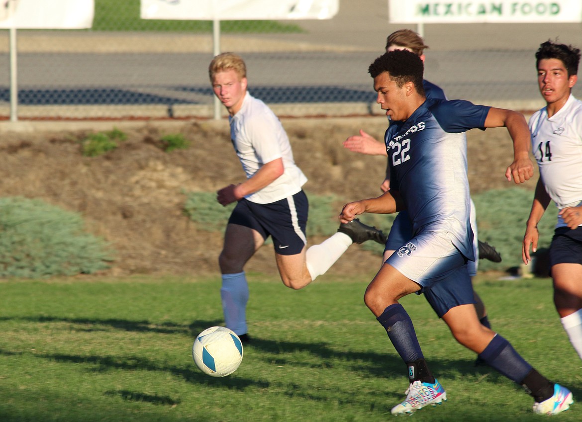 (Photo by Victor Corral Martinez)
Peter Regan creating separation on the field.