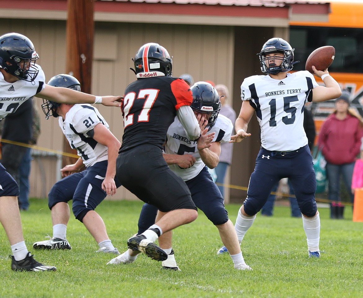 (Photo Courtesy of Hannah Sucsy)
Teigan Banning passing the ball.