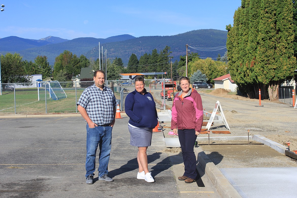 L to R: Cal Bateman, Jan Bayer, Lisa Ailport near newly constructed sidewalk along Garden Lane (Photo by Rose Shababy)