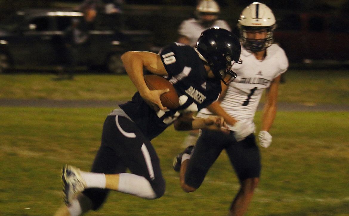 (Photo by Victor Corral Martinez)
Eli Richard with a run up the field.