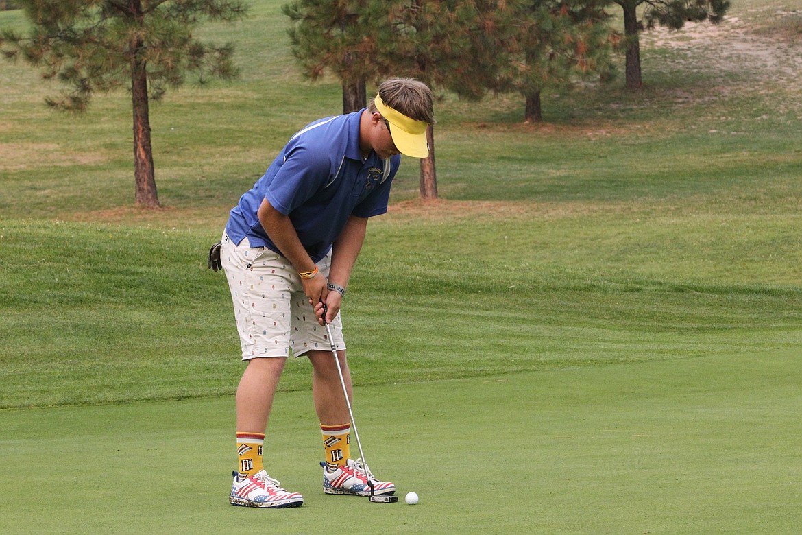 Landon Haddock prepares to putt during the Libby Golf Invitational on Sept. 10. (Will Langhorne/The Western News)
