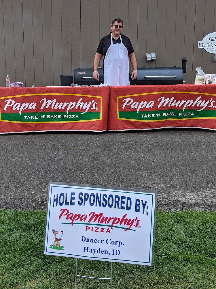 Ed Elliott with tournament sponsor Papa Murphy's prepares complimentary pizza for golfers.