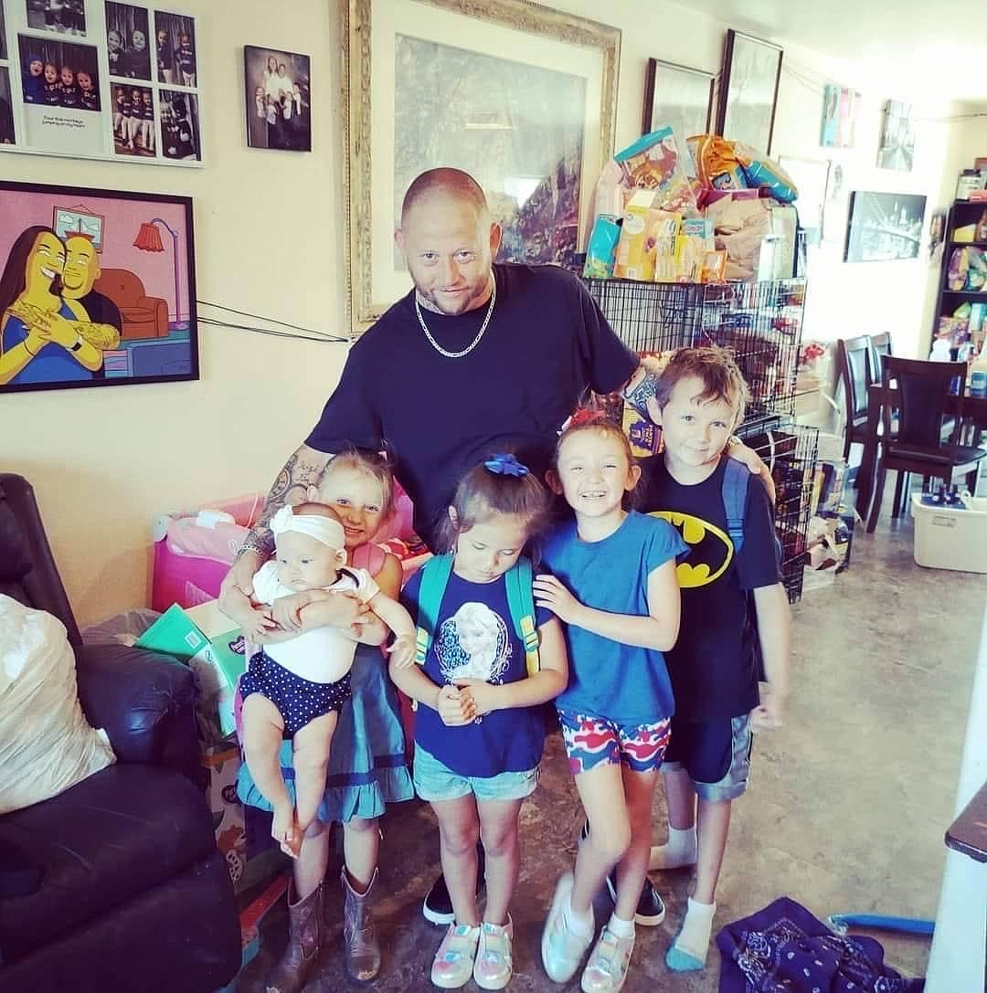 Robbie Rowe, center, poses with his five children. The children from left: Octavia, 7 months, twins Adison and Aleena, 5, Harmony, 7, and Robbie, 8.
