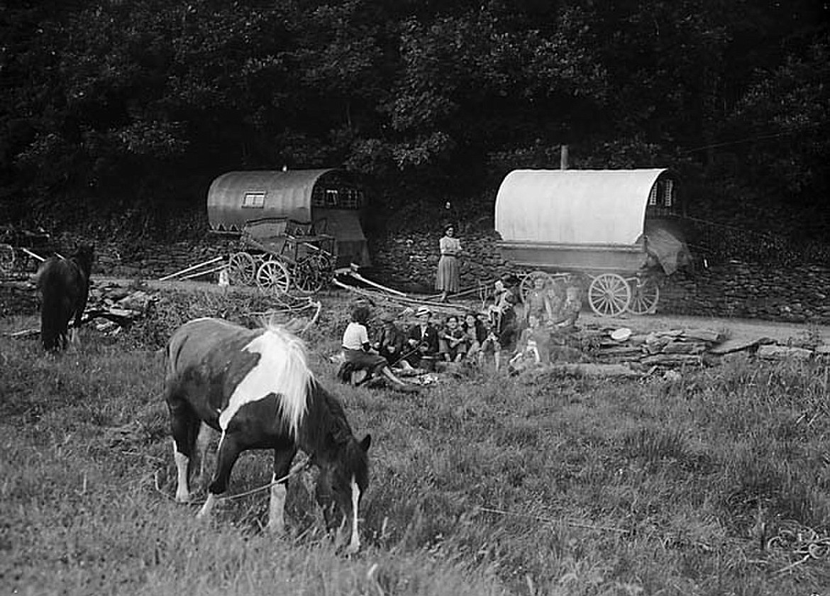 Romani Travelers camping in Wales, U.K., possibly near Swansea, considered a “dangerous city.”