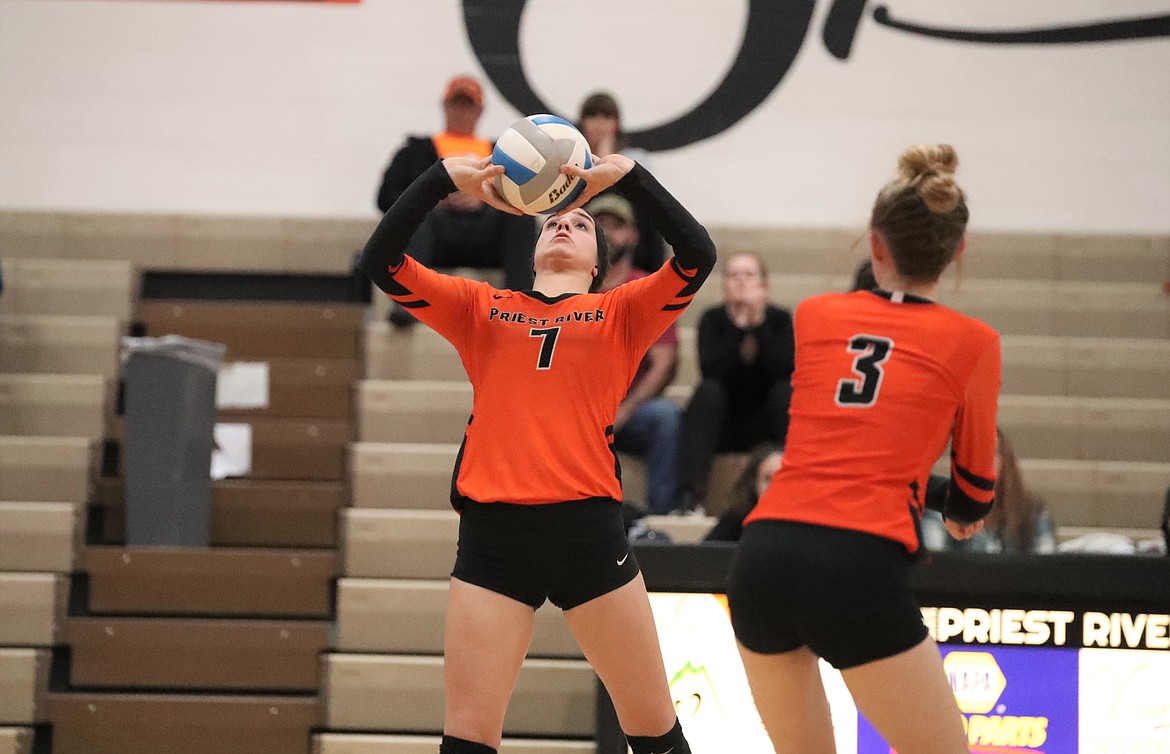 Brodie Hansen sets the ball for a teammate last Wednesday.