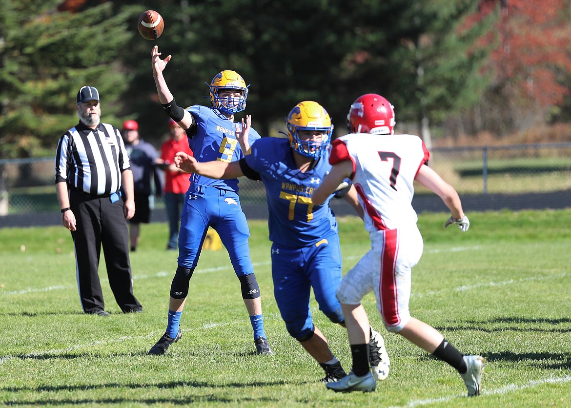 Ethan Howard throws a pass on a two-point conversion attempt on Saturday.