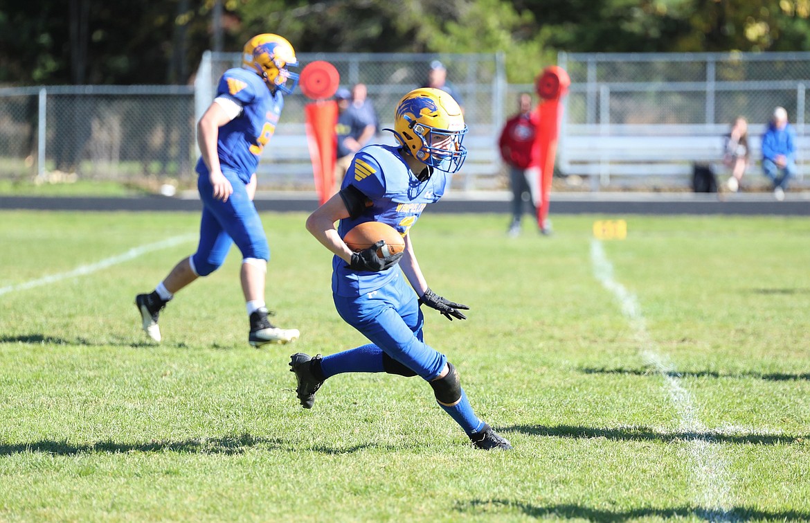 Hank Barnett carries the ball on Saturday.