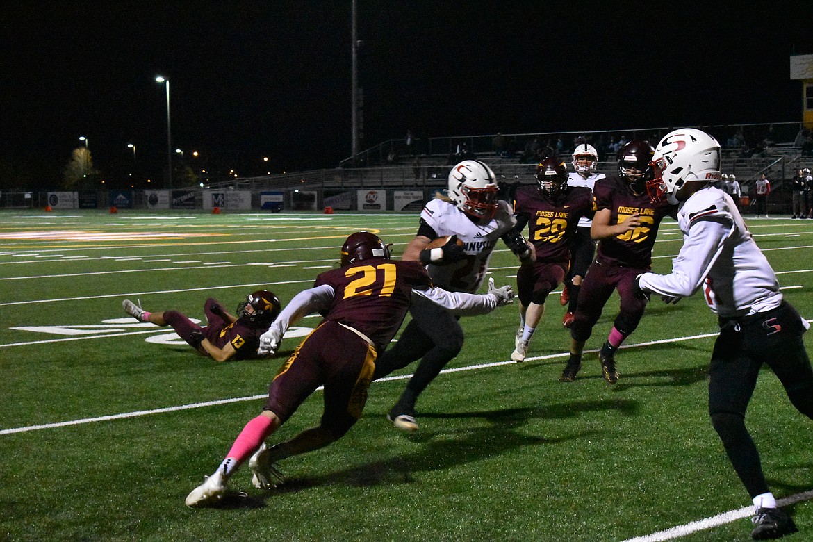 Moses Lake’s Seth Olson (21) attempts to tackle a Sunnyside ball carrier.