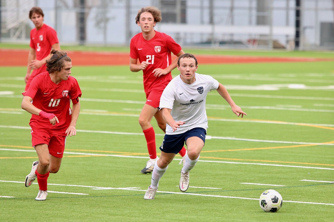 Photo by ZAC CHAN
Lake City senior defender Tate Nowak attempts to outrun a Sandpoint player to the ball during a Aug. 20 match at Memorial Field in Sandpoint.