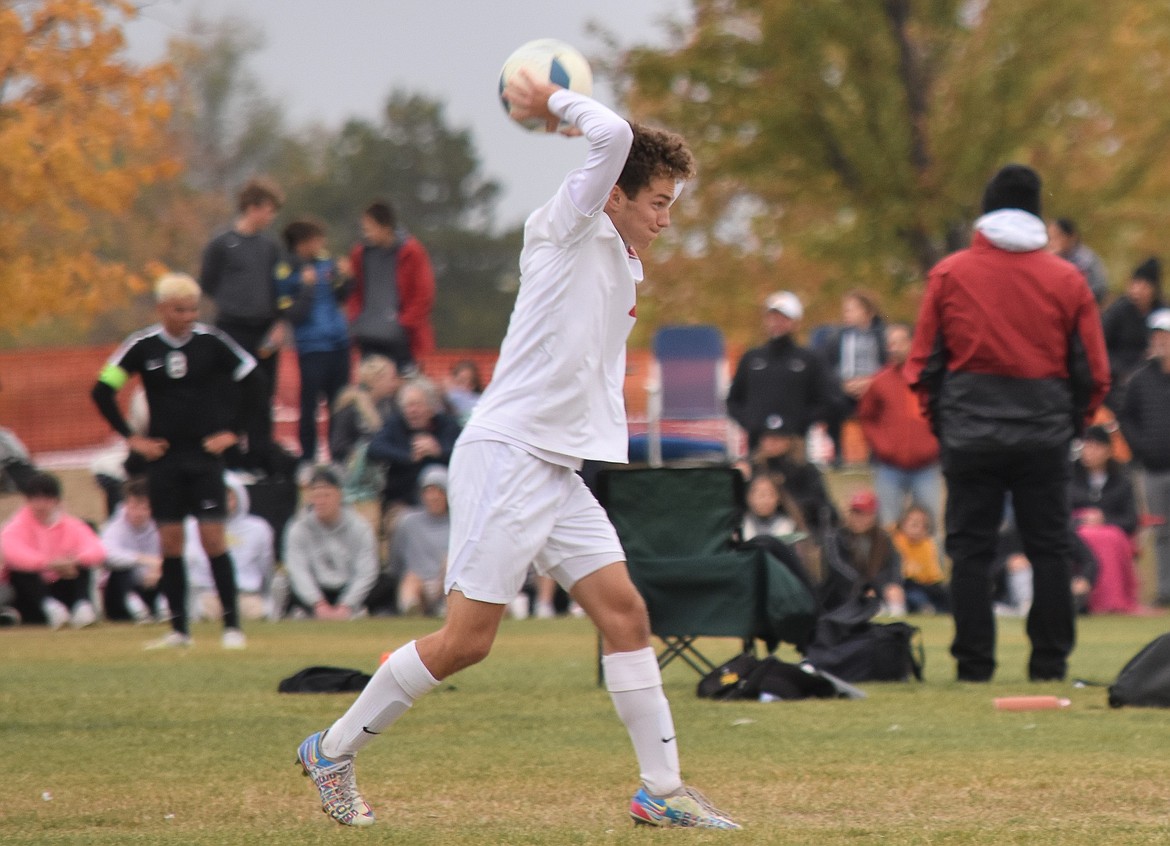 Tyler Bangle throws the ball in during Friday's 4A state semifinal.