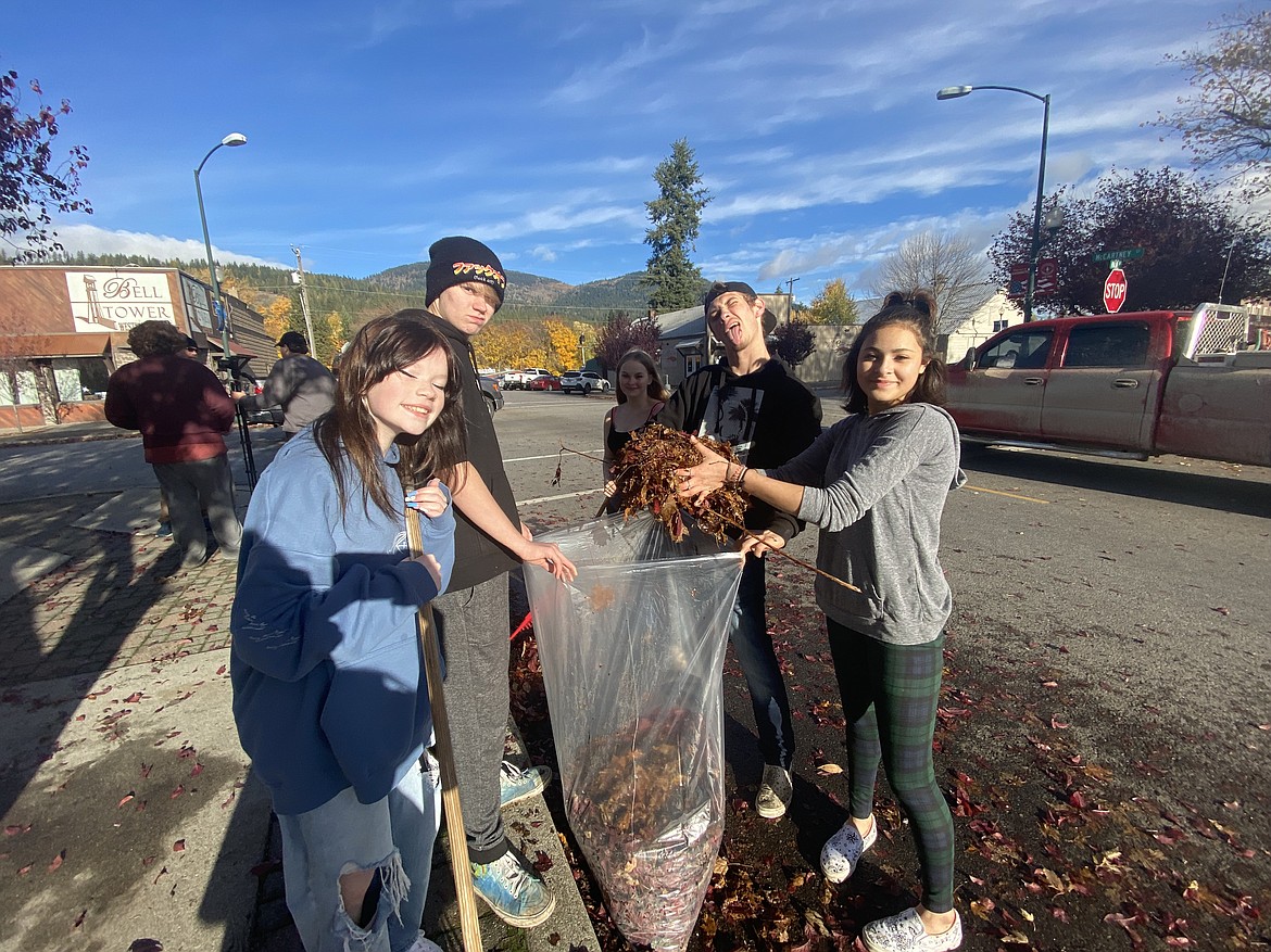 Mountain View students pitched in Wednesday to beautify Main Street. From left: Kellie Tanner, Ryan Miller, Carlie Lucker, Wade Hunter and Eva Saldana Peguoros.
