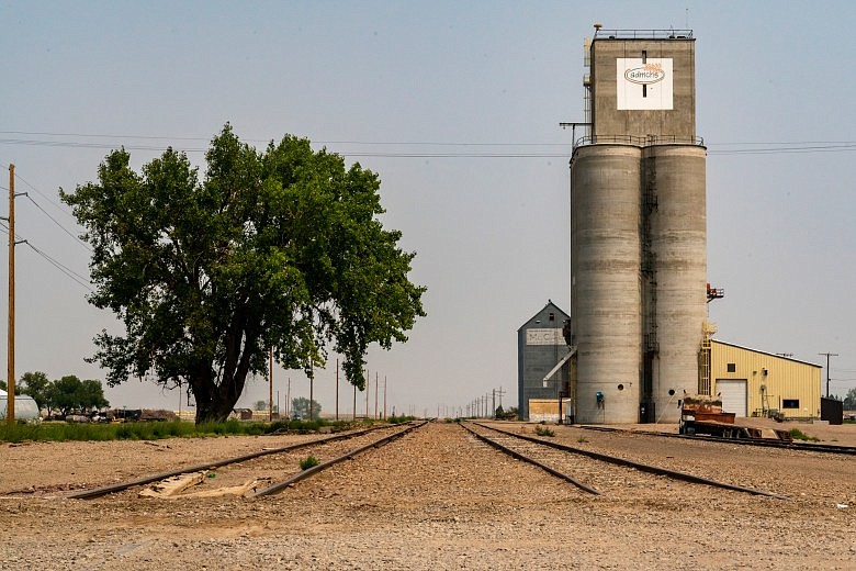 By the late 1970s, many local Big Sandy businesses had shuttered and residents had moved away, pushed out by an industrial agriculture system that essentially exported wealth alongside commodities. Today, five grain elevators sit empty along a railroad spur that’s now used to store train cars, and the 20 or so jobs the elevators supported are gone. Local farmers selling into commodity markets now haul their grain to centralized elevators in Fort Benton, Rudyard, Chester or Great Falls, 35 to 80 miles away. (Jason Thompson/MTFP)
