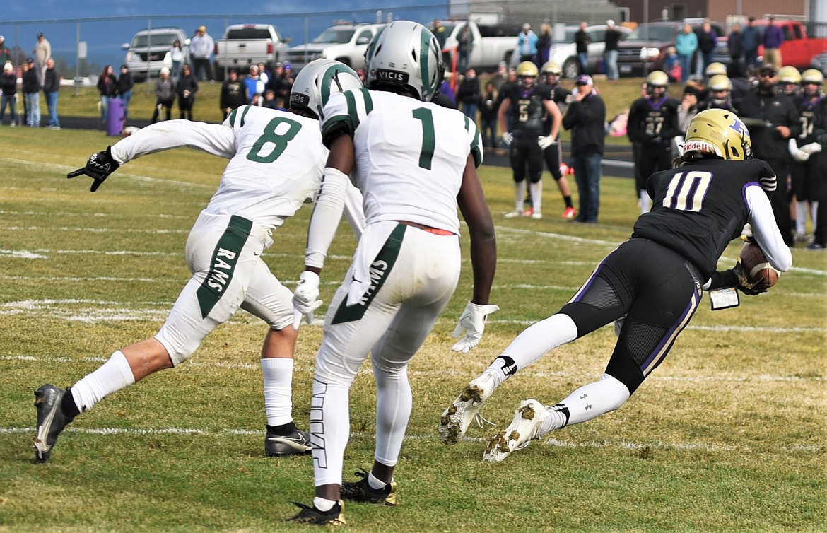 Polson receiver Colton Graham catches the first of his three touchdowns against Billings Central. (Scot Heisel/Lake County Leader)