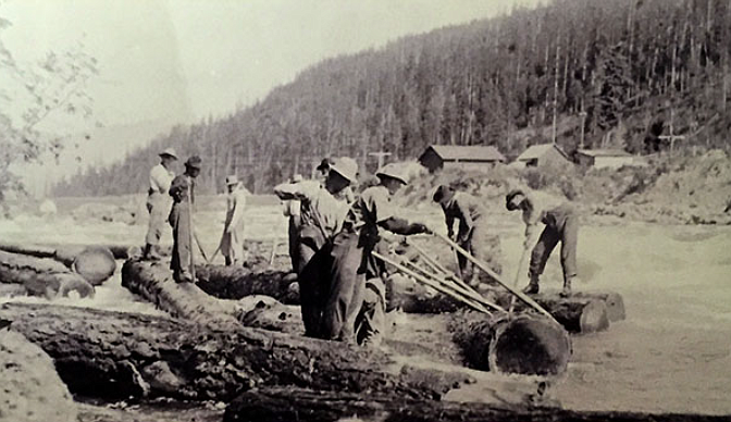 River pigs working on Swan River. Attribution: Collection of Northwest Montana Museum of History (Central School Museum)