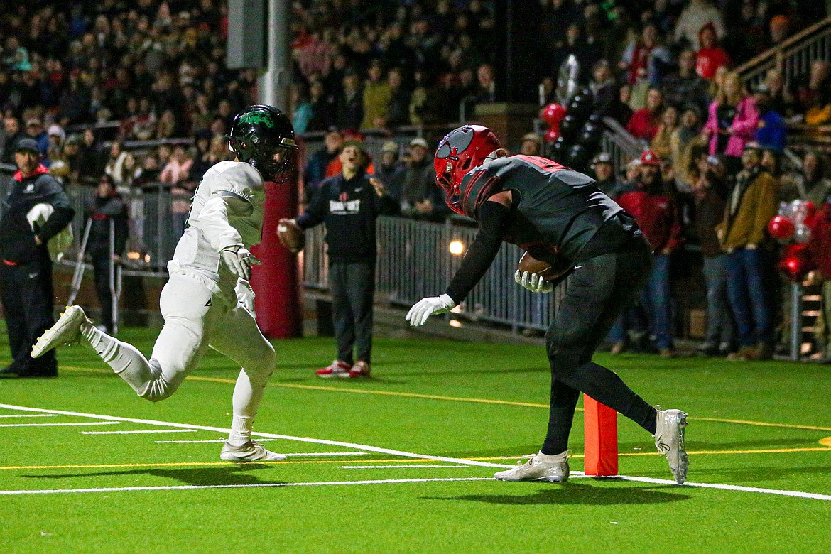 Arie VanDenBerg makes a toe-tapping 14-yard touchdown catch in overtime on Friday.