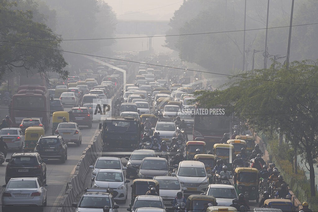 Commuters drive amidst morning haze and toxic smog in New Delhi, India, Wednesday, Nov. 17, 2021. Schools were closed indefinitely and some coal-based power plants shut down as the Indian capital and neighboring states invoked harsh measures Wednesday to combat air pollution after an order from the federal environment ministry panel. (AP Photo/Manish Swarup)