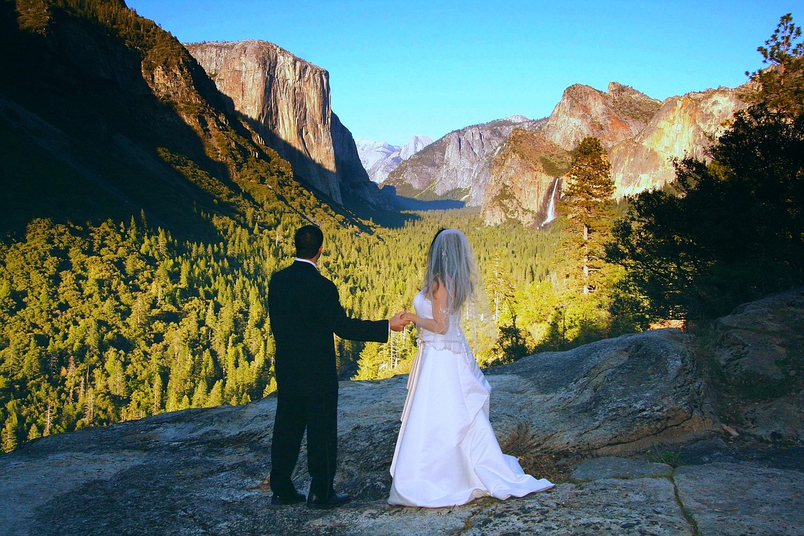 Wedding couple at Yosemite.