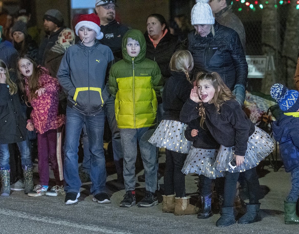 Kids yell for Santa Claus.