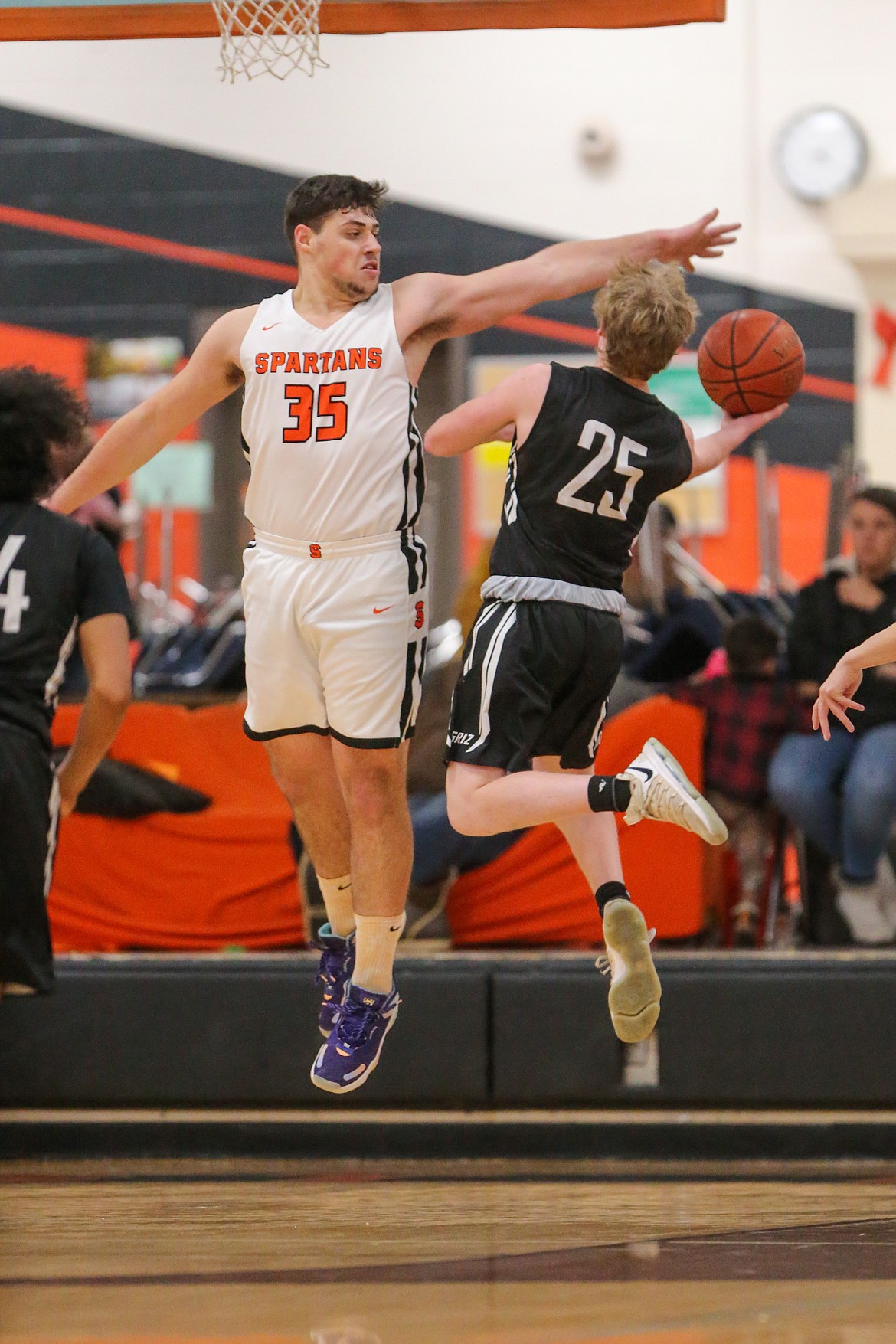 Jace Yount (left) elevates to attempt to block a shot during Saturday's game.