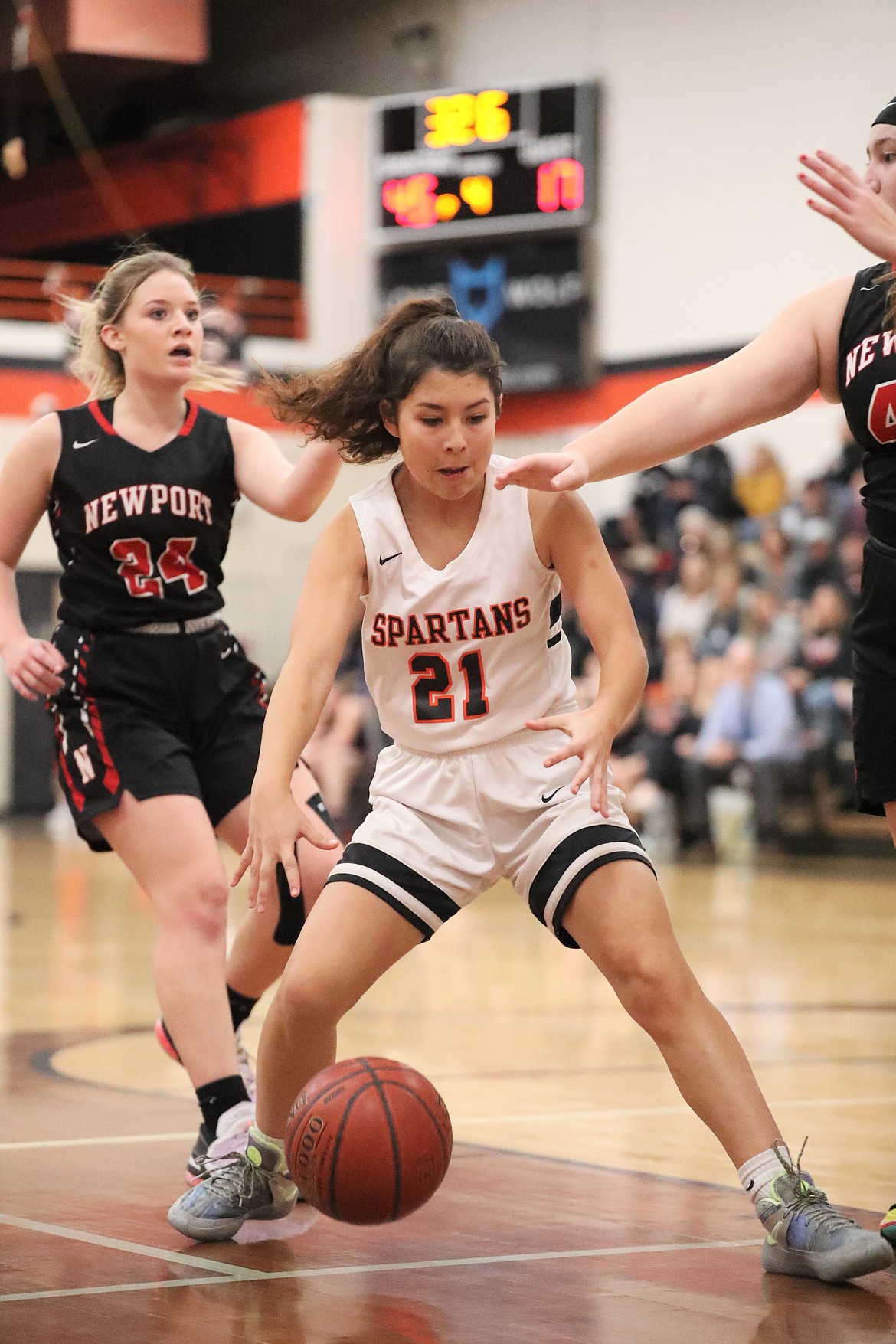 Lizzie McCracken tries to make a play near the paint Saturday.