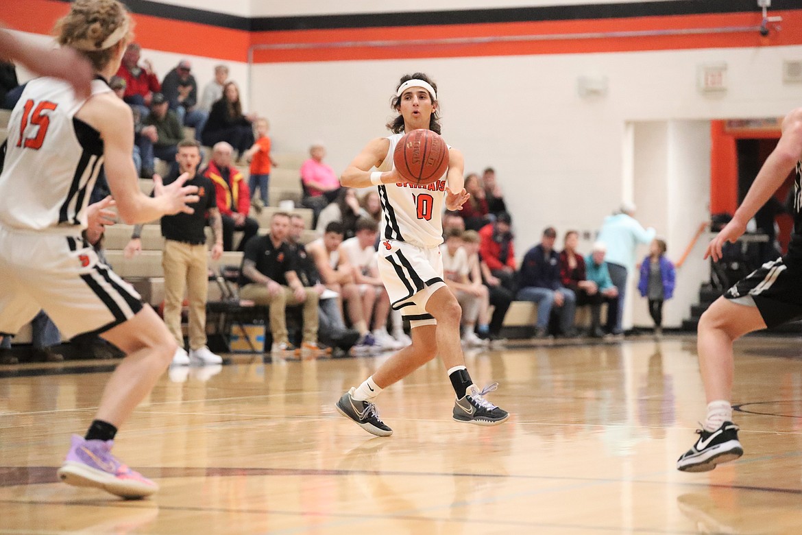 Teigan Marinello passes the ball to Blake Barrett on Saturday.