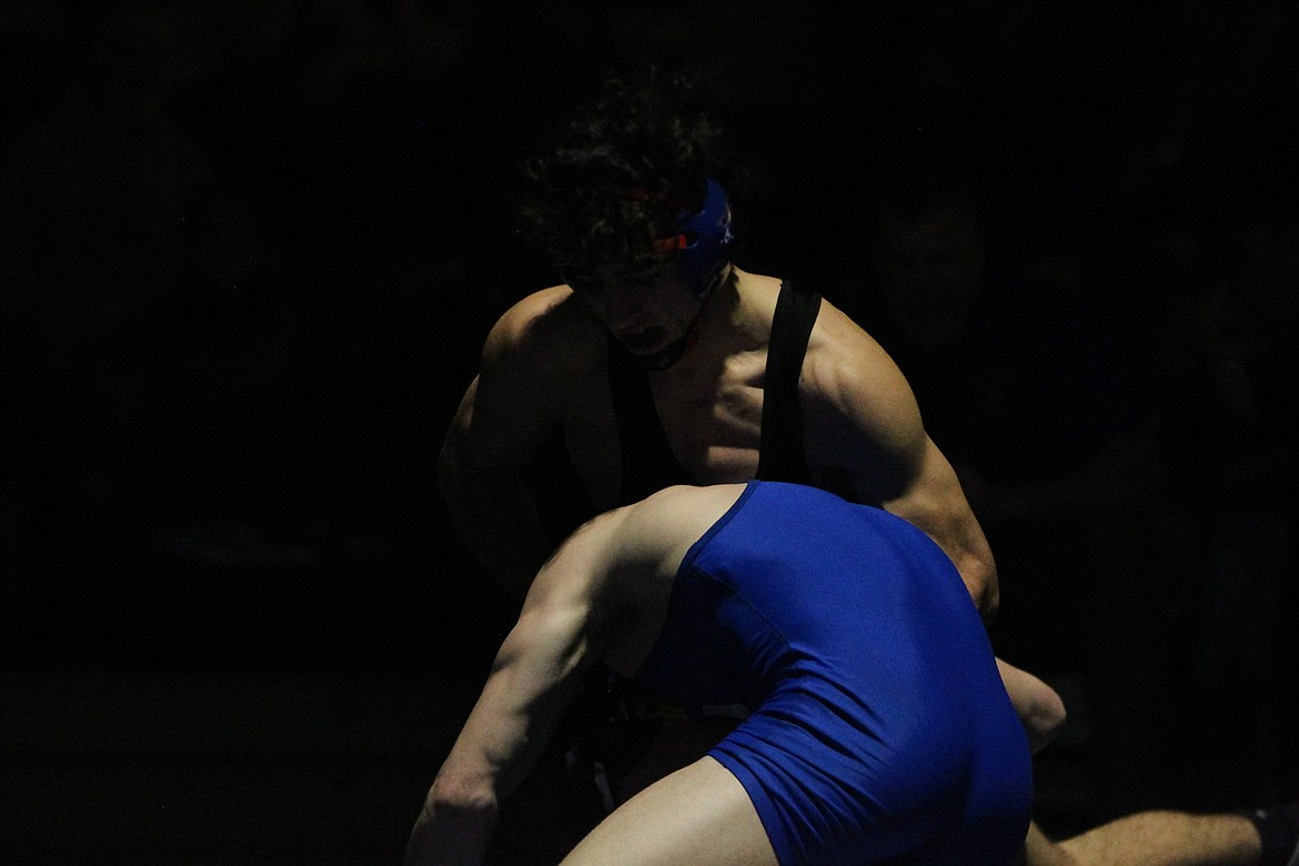 JASON ELLIOTT/Press
Coeur d'Alene High's Demarco Piazza atttempts to turn the shoulders of Pullman's Gabe Smith during the 152-pound championship match at the Tri-State Invitational. Piazza lost by decision to Smith 6-1.