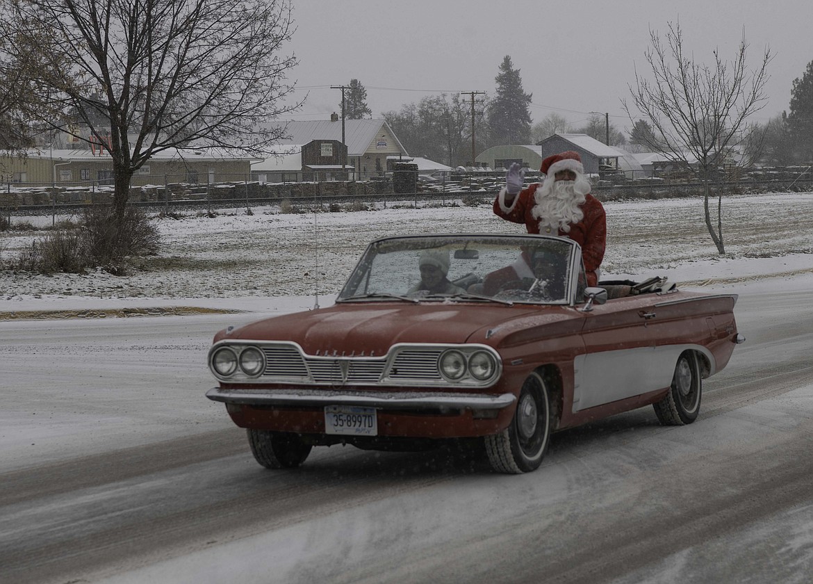 Santa Claus rides in a classic car through Plains. (Tracy Scott/Valley Press)