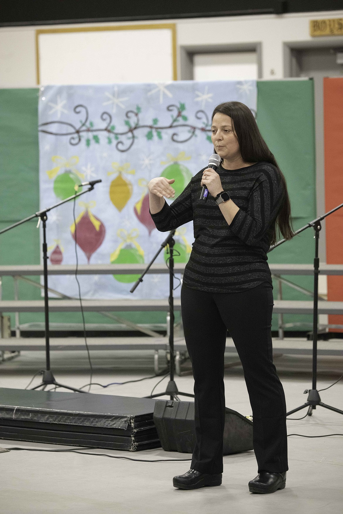 Brittany Nichols leads elementary students in the annual Christmas concert last week. (Tracy Scott/Valley Press)