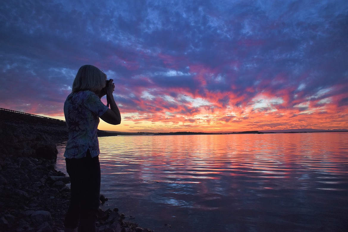 Paula Zanter-Stout photographs a sunset.