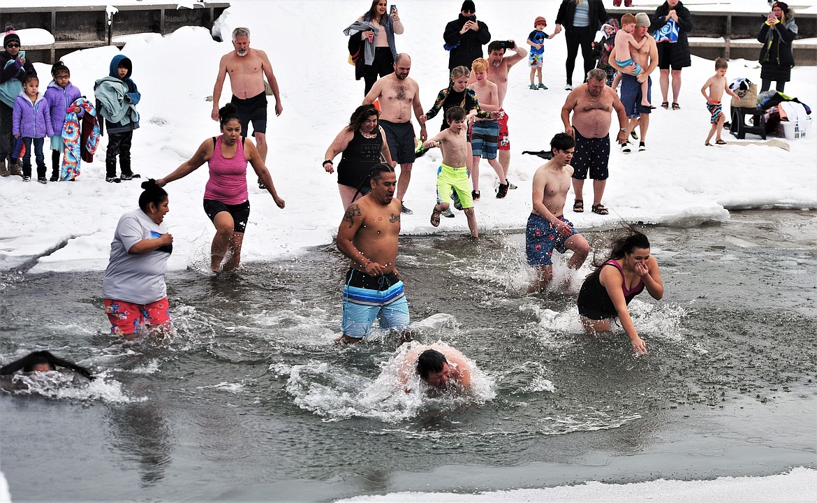 Dozens plunge into 2022 at Riverside Park