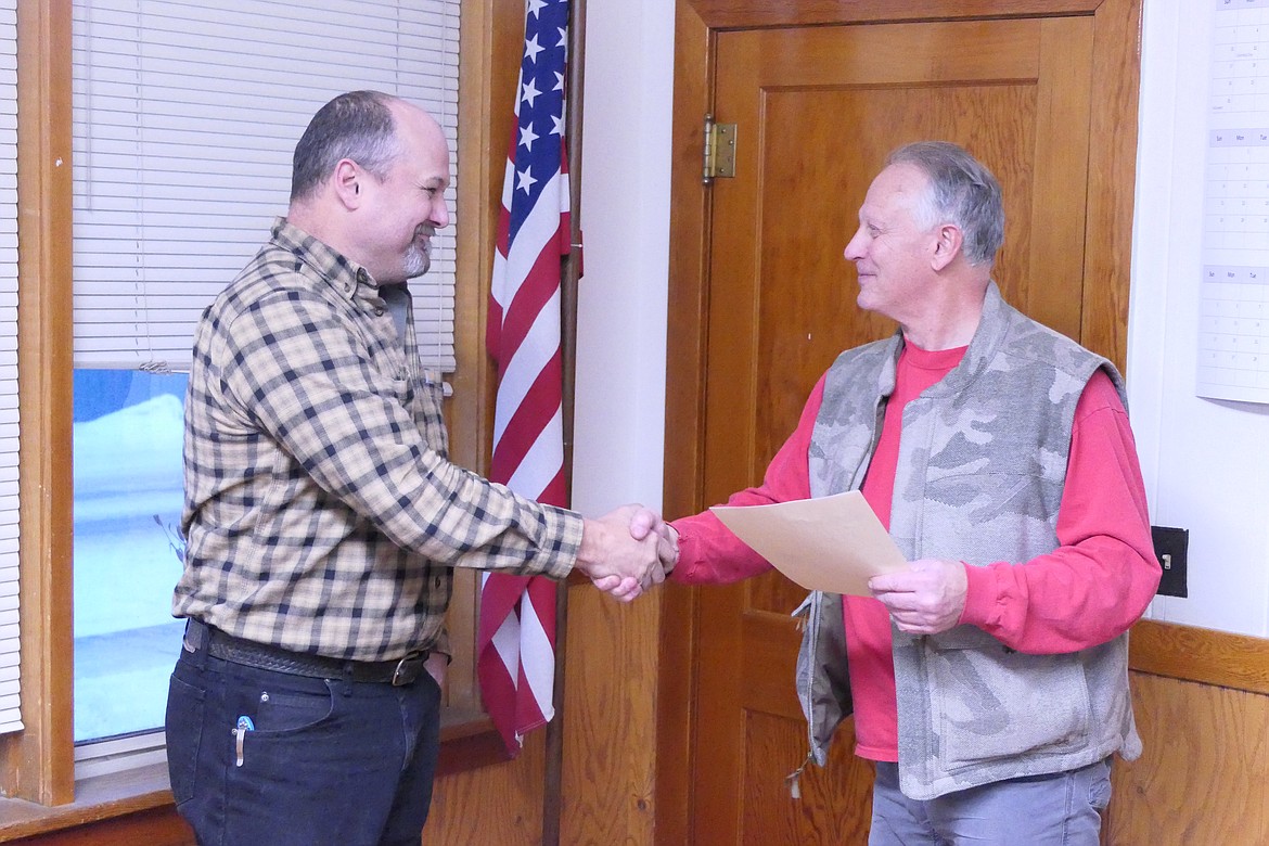 Council member Chris Allen, right, congratulates Plains Mayor Dan Rowan after administering the oath of office Thursday afternoon. (Chuck Bandel/Valley Press)