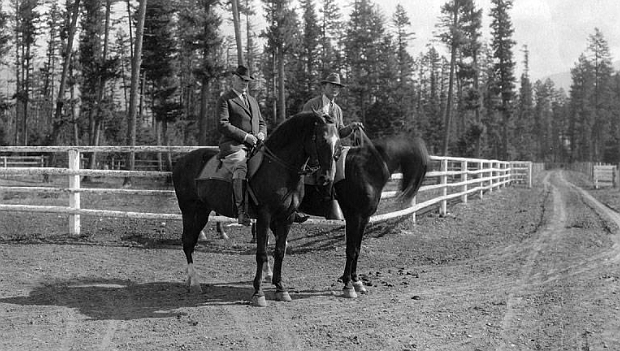 Cornelius “Con” Kelley and Orvis Evans at the Estate.  Credit – Log Home dot Com/Kootenai Lodge Archives