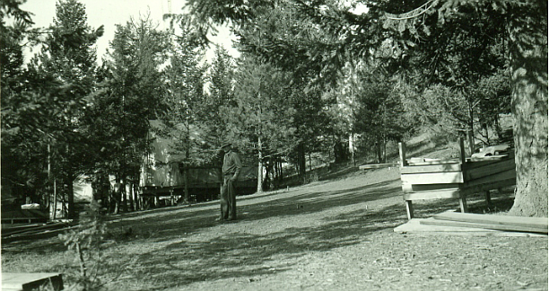 1936 picture of camp located on the grounds of the ranger station compound. This picture possibly shows the construction crew camp. (Forest Service Northern Region Archives)