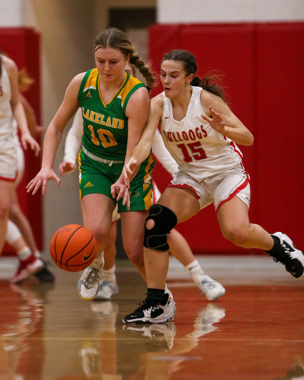 JASON DUCHOW PHOTOGRAPHY
Lila Kiefer (10) of Lakeland and Aliya Strock (15) of Sandpoint vie for a loose ball Friday night in Sandpoint.
