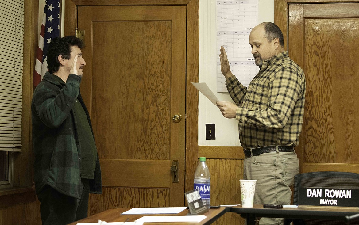 New Plains City Council member Scott Furlong is sworn in by Mayor Dan Rowan on Feb. 7. (Tracy Scott/Valley Press)