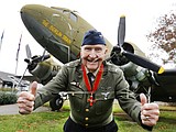 'Candy Bomber' who dropped sweets during Berlin Airlift dies