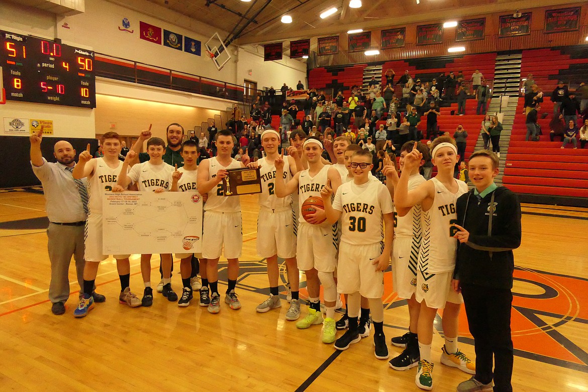 Happy St. Regis players and coaches pose for a team picture following their 51-50 District 14C championship game win over Charlo Saturday night in Ronan. (Chuck Bandel/VP-MI)