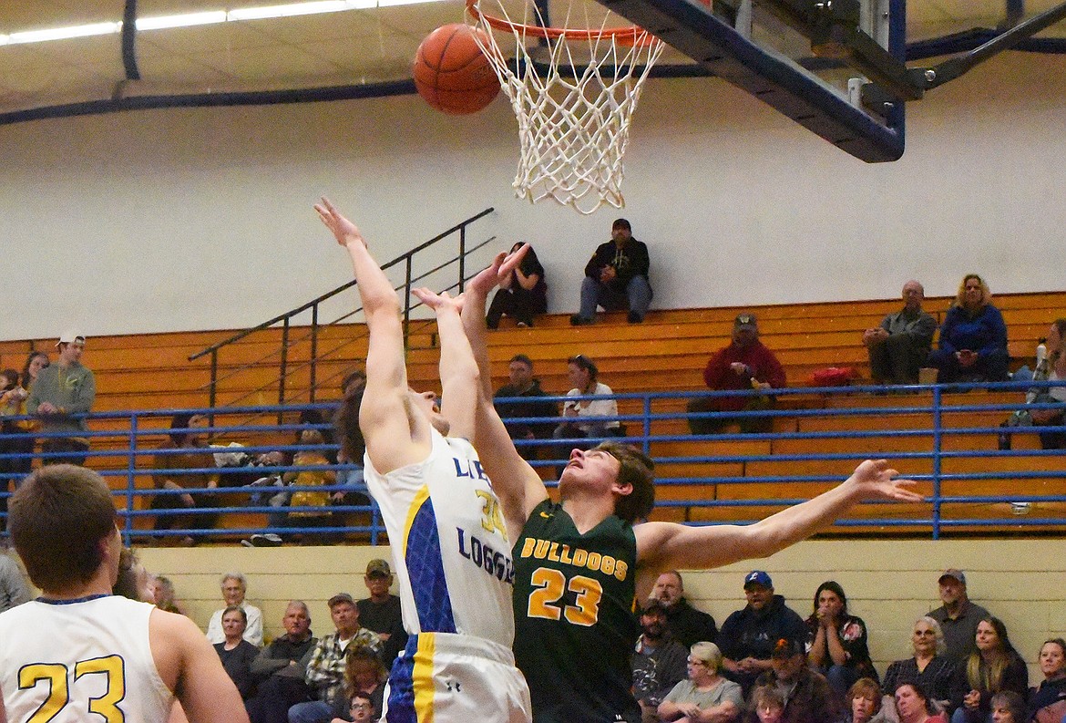 Bulldog Fynn Ridgeway plays in a divisional play-in game against Libby on Friday. (Derrick Perkins/The Western News)