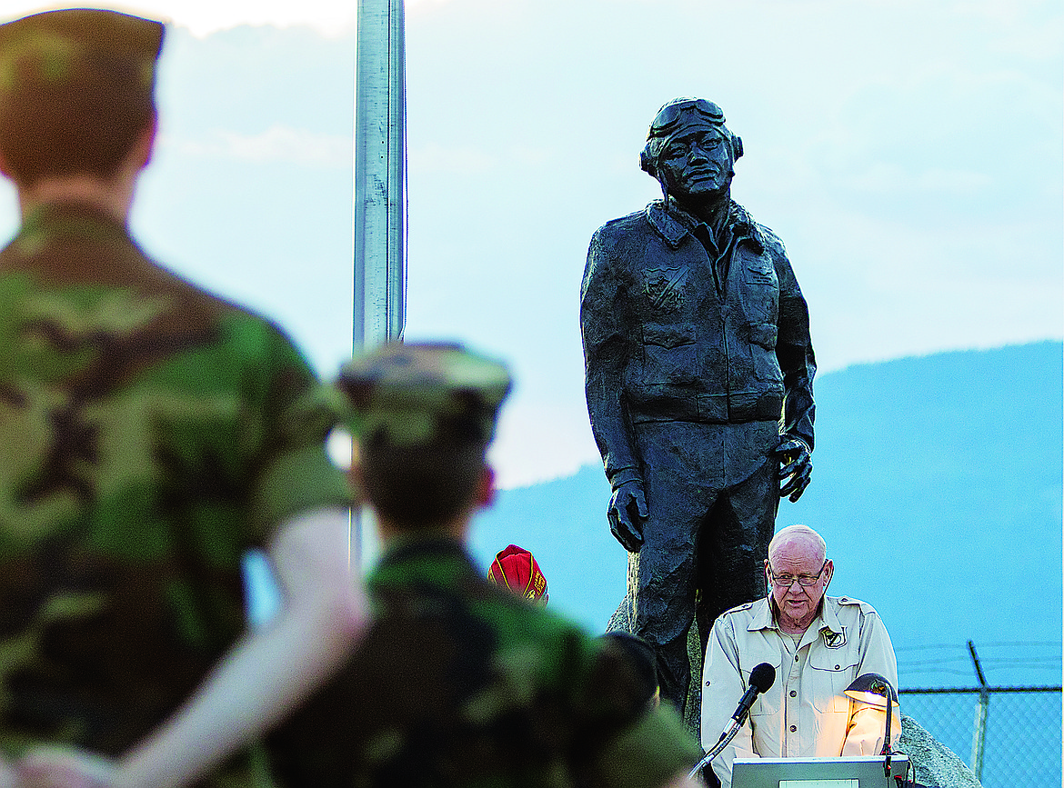 Gregory Boyington Jr., son of Pappy Boyington, speaking in front of the statue of his father, before the Semper Fi Marine Corps group in Coeur d‘Alene (2015).