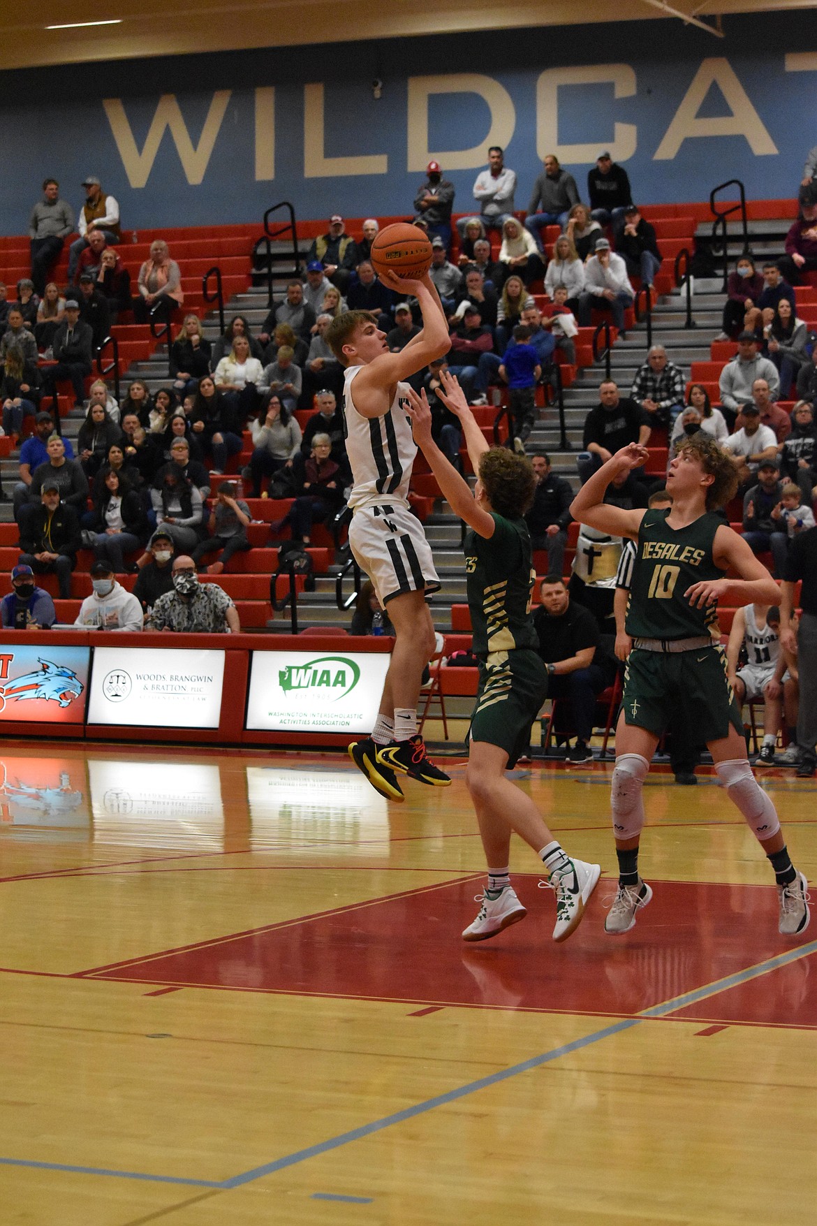 DSC_7014.JPG
Rebecca Pettingill/Columbia Basin Herald
Two DeSales athletes attempt to stop ACH senior Grady Murray (25) from shooting at the regional matchup between the two teams on Feb. 26.