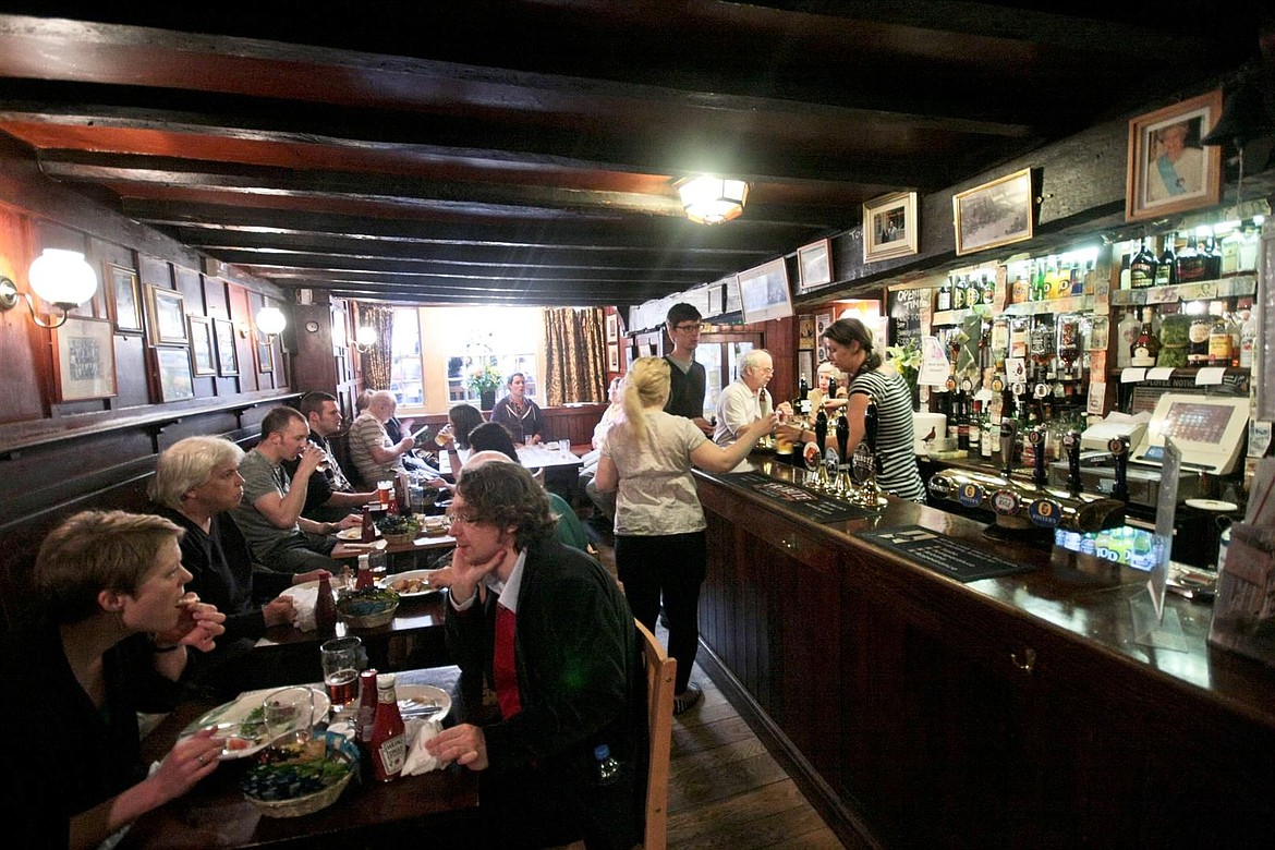 White Horse, one of the smallest pubs in Oxford dates back to the 16th century.