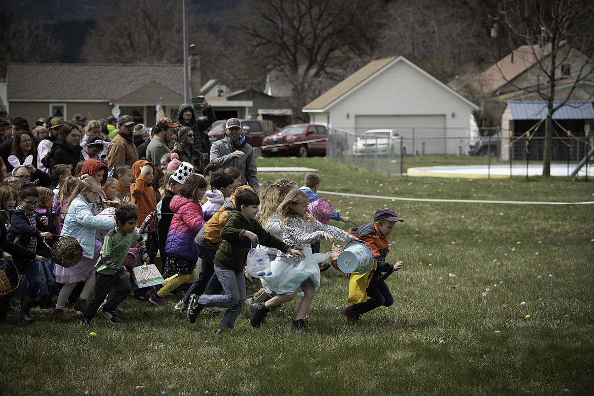 A swarm of kids ages 9 to 11 make a bee line at the Plains Easter egg hunt. (Tracy Scott/Valley Press)