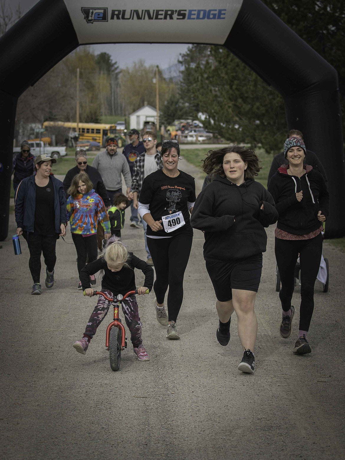 Dixon Bison Stampede fun run start. (Tracy Scott/Valley Press)