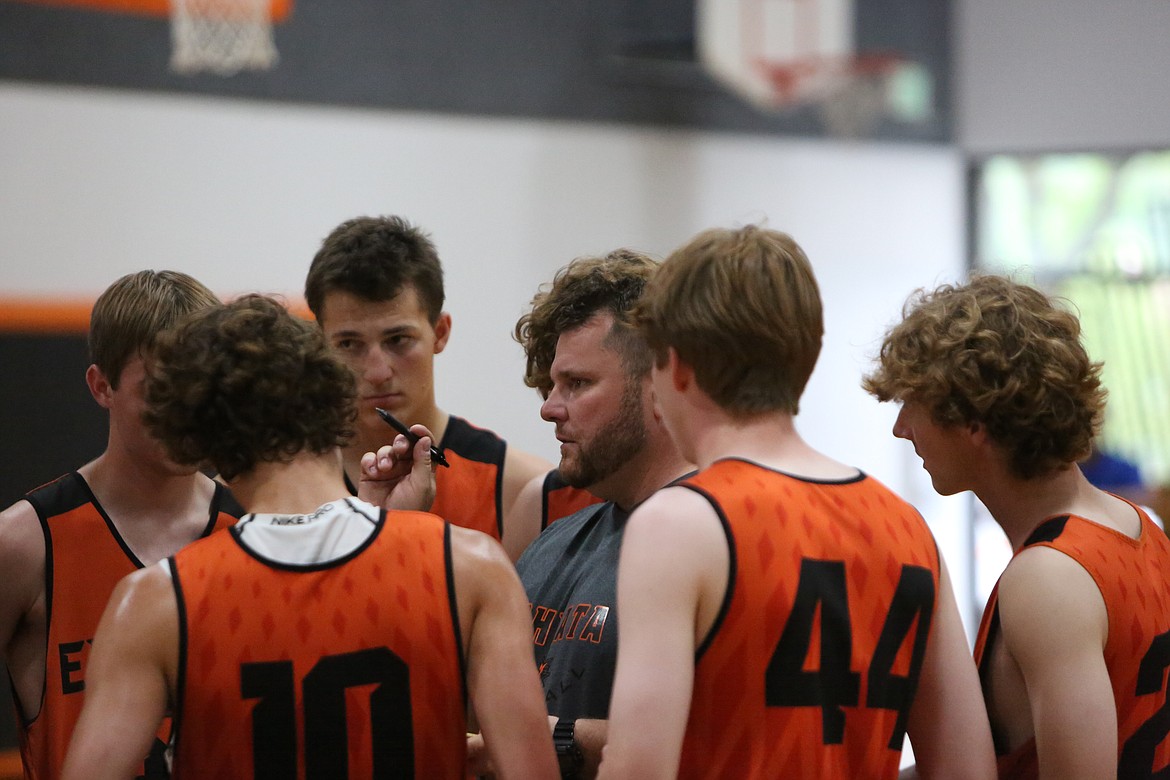 Ephrata coach Rick Walter talks with his players during halftime of the team’s matchup against Lake Roosevelt in the Buckets in the Basin tournament.